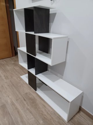 Estantería moderna blanca y marrón