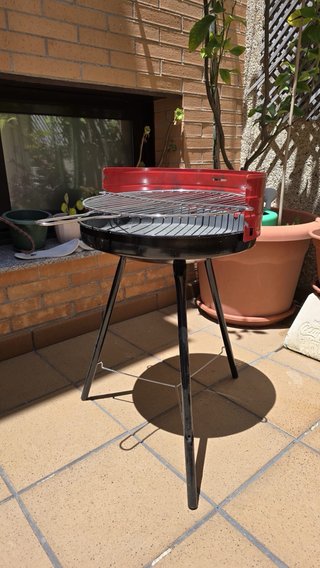 Barbacoa de carbón negra y roja