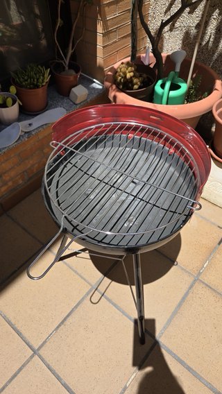 Barbacoa de carbón negra y roja