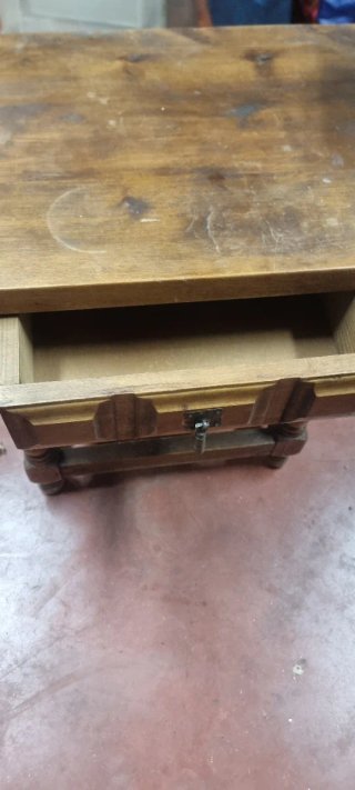 Mesita de noche de madera
