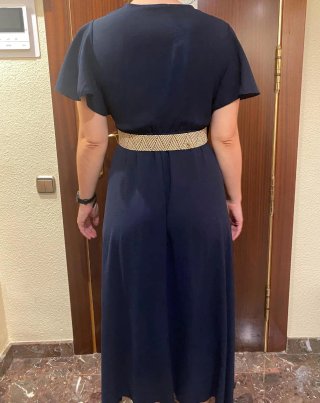 Vestido veraniego azul con cinturón beige.