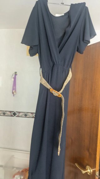 Vestido veraniego azul con cinturón beige.