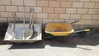 Carretilla y palas albañilería
