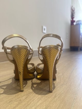 Zapatos de tacón dorados