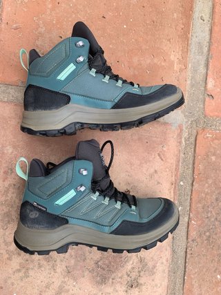 Botas de montaña grises y turquesa