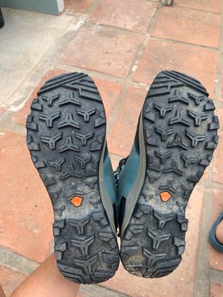 Botas de montaña grises y turquesa