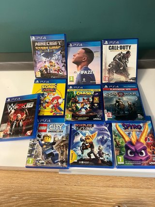 PS4 (PlayStation 4) con 10 juegos y dos mandos