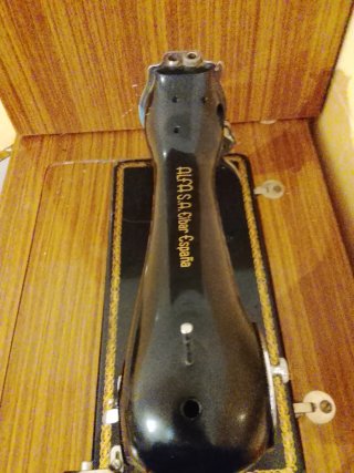 Máquina de coser Alfa antigua