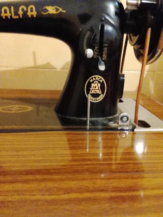 Máquina de coser Alfa antigua
