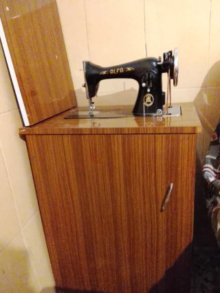 Máquina de coser Alfa antigua