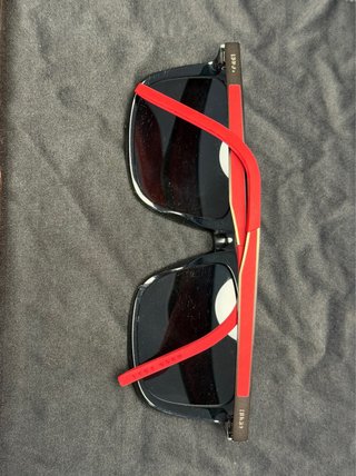Gafas de sol BOSS negras y rojas