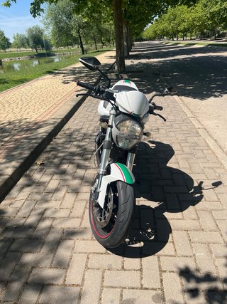 Ducati Monster 696