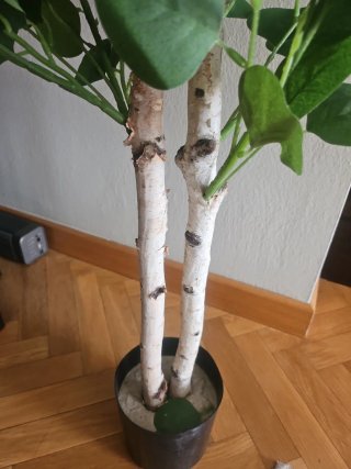 Planta artificial hojas verdes tronco madera