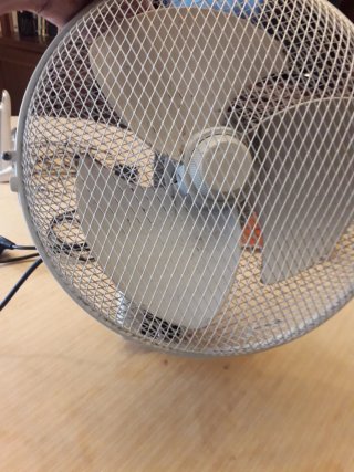 Ventilador de pared blanco