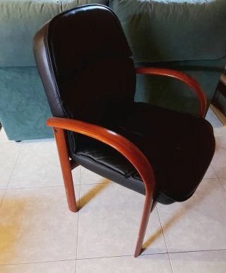 Silla de despacho cuero y madera