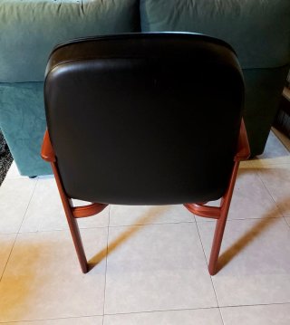 Silla de despacho cuero y madera