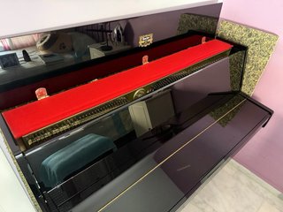 Piano acústico Kawai K15E