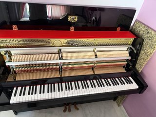 Piano acústico Kawai K15E