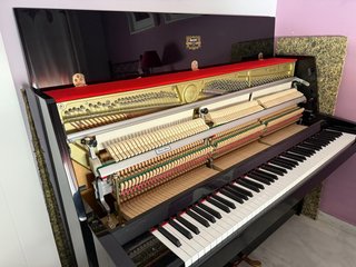 Piano acústico Kawai K15E