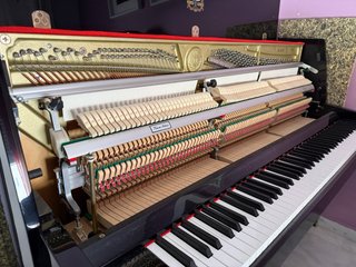 Piano acústico Kawai K15E