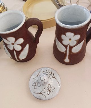 Jarritas de porcelana esmaltada con flor