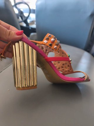 Sandalias de verano con tacón dorado