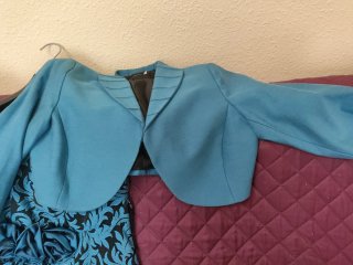 Traje de fiesta azul y negro