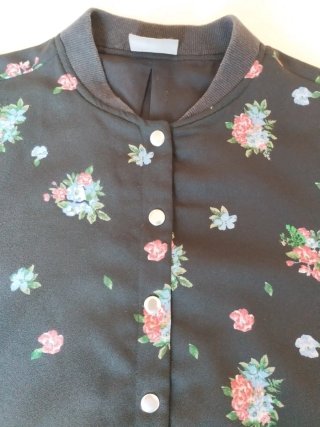 Chaqueta bomber floral negra