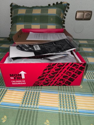 Botas de seguridad MON to FRI negras y rojas