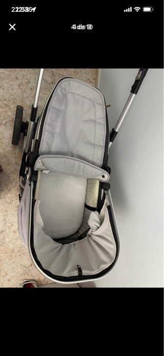 Carrito de bebé gris