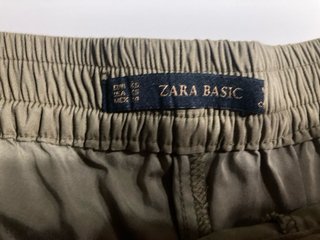 Pantalón Zara Talla XS Verde Caqui Cremalleras
