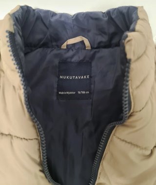 Chaleco acolchado beige y azul