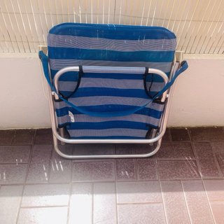 Silla plegable de playa azul y blanca