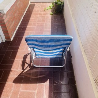 Silla plegable de playa azul y blanca