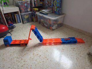 Camión lanzadera azul y naranja