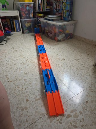 Camión lanzadera azul y naranja