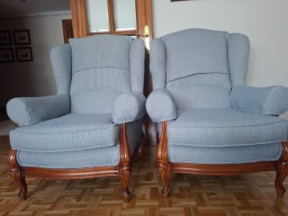 Poltrone con cuscini in tessuto e legno, appena rifatte