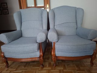 Poltrone con cuscini in tessuto e legno, appena rifatte