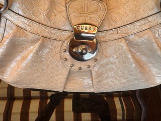 Bolso Guess Grande Hueso