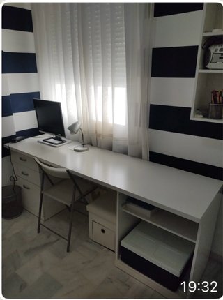 Escritorio blanco y azul