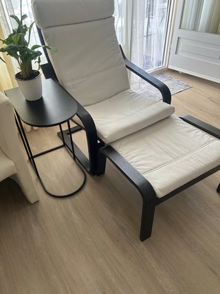 Butaca y reposapiés madera y tela