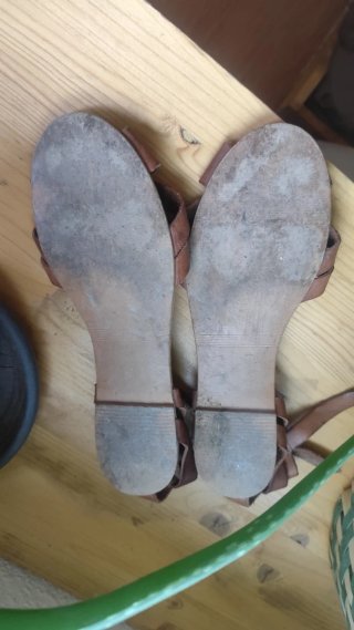 Sandalias planas de cuero