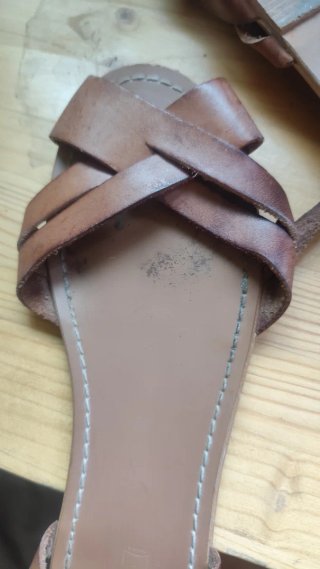 Sandalias planas de cuero