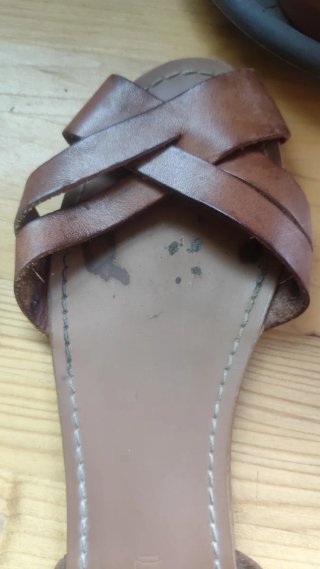 Sandalias planas de cuero