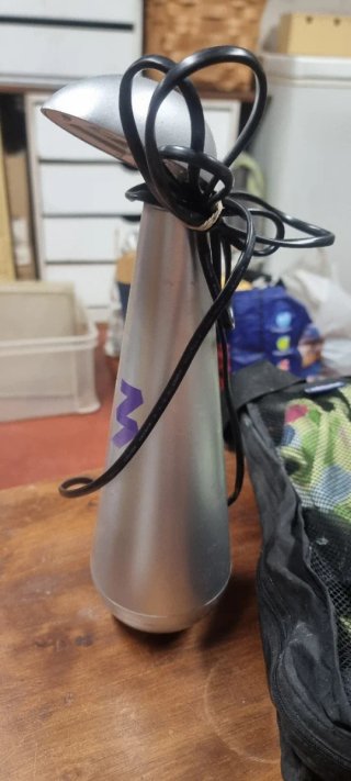 Lámpara de escritorio plateada con detalle morado