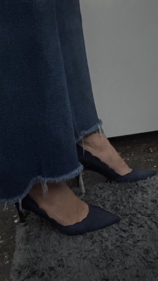 Tacones azules con borde festoneado