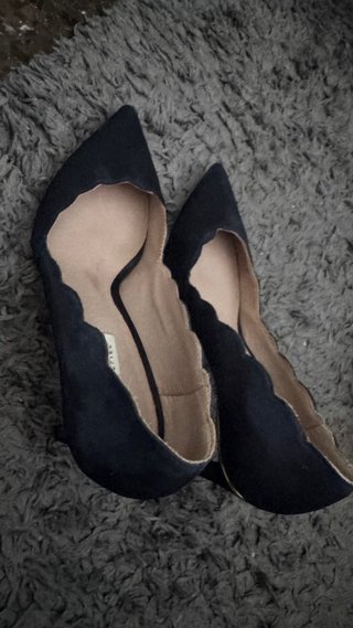 Tacones azules con borde festoneado
