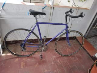 Bicicleta de carretera morada antigua