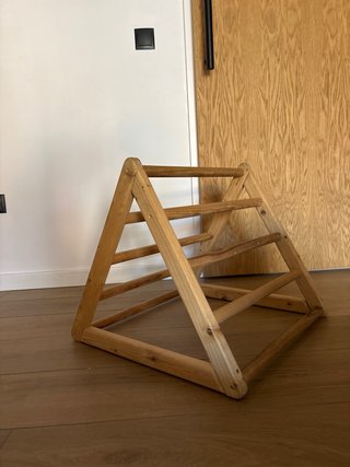 Triángulo de madera para trepar