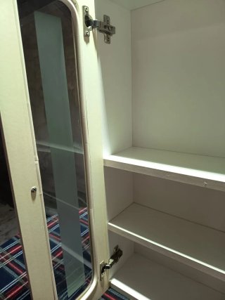 Armario auxiliar blanco con puertas de cristal
